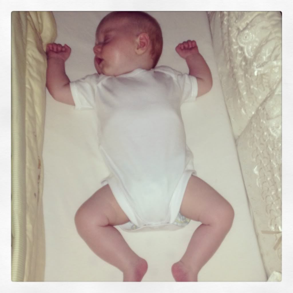 Should you be able to see LO's ribs ?! BabyCentre